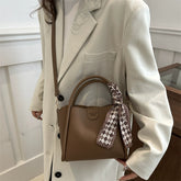 حقيبة يد نسائية كبيرة الحجم لون كافيه بها شريط ستان وحزام قابل للتعديل - KSA